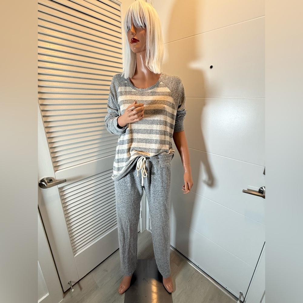 Boca Raton Resort and Club 2-piece gray & cream lounge set top LG bottom XL